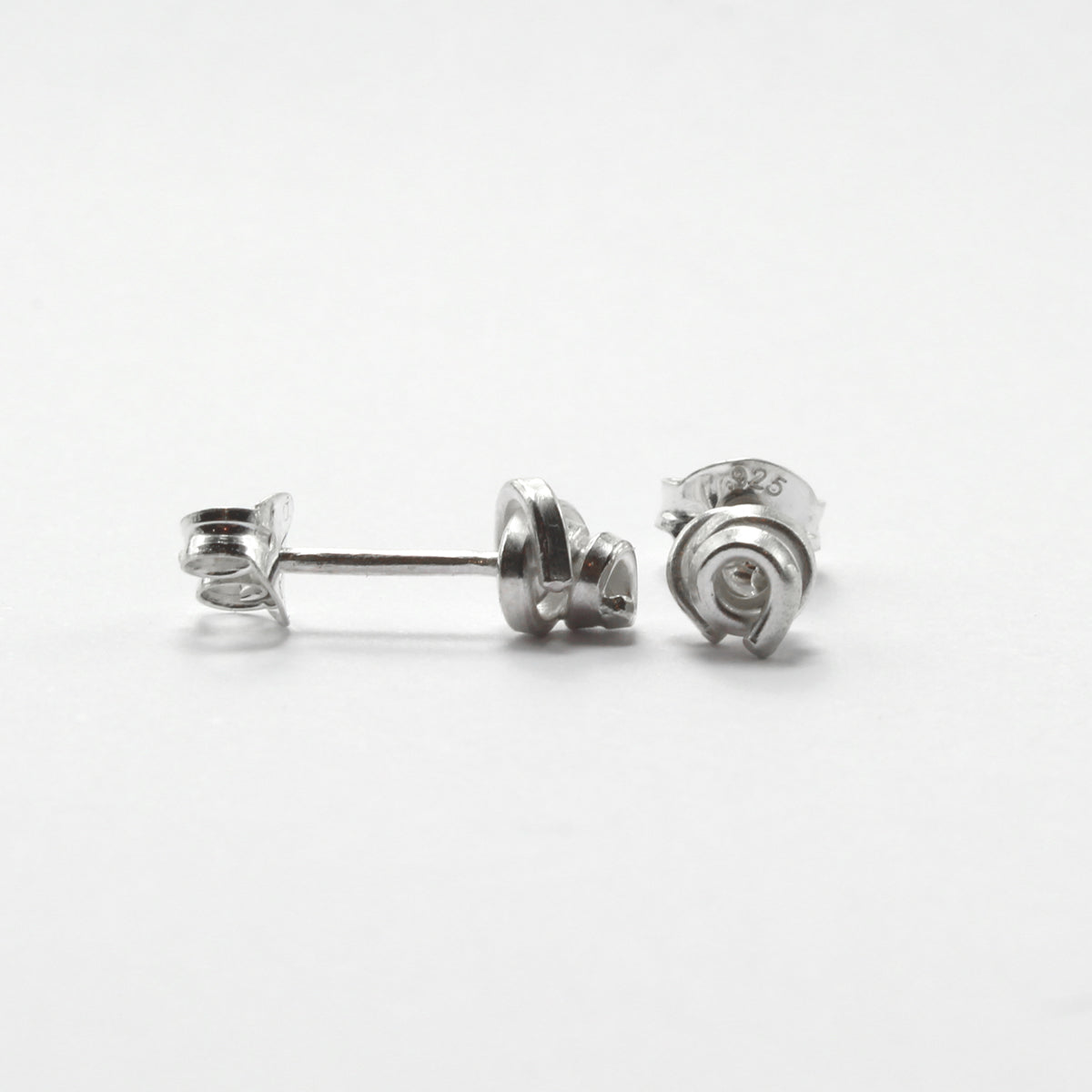 RE2 medium ribbons studs A