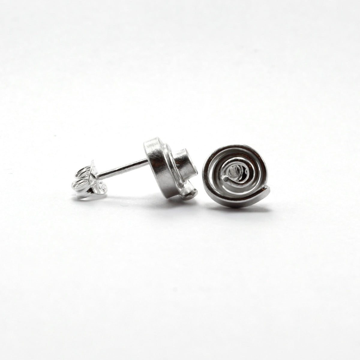 RE3 large ribbons studs A