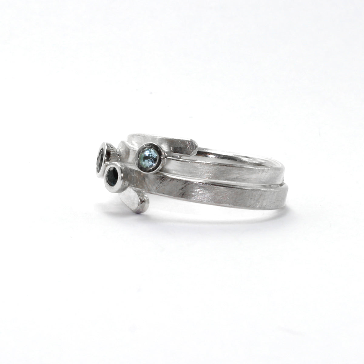 RR17 greens three stone ribbons ring B