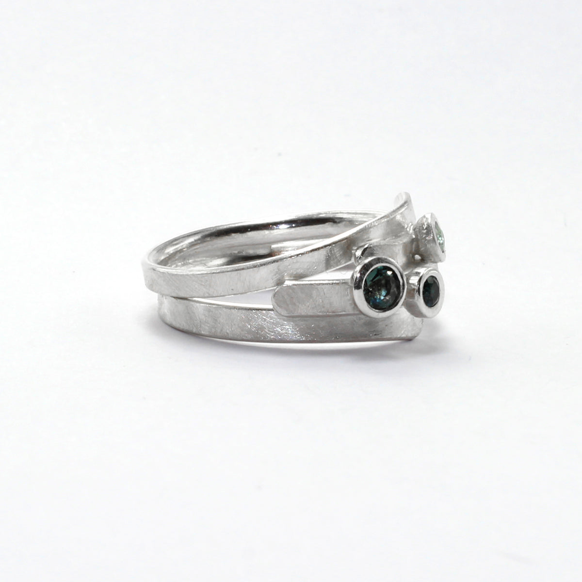 RR17 greens three stone ribbons ring C