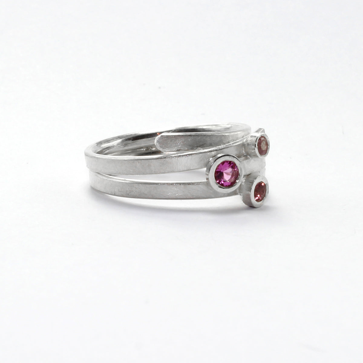 RR17 pinks three stone ribbons ring C