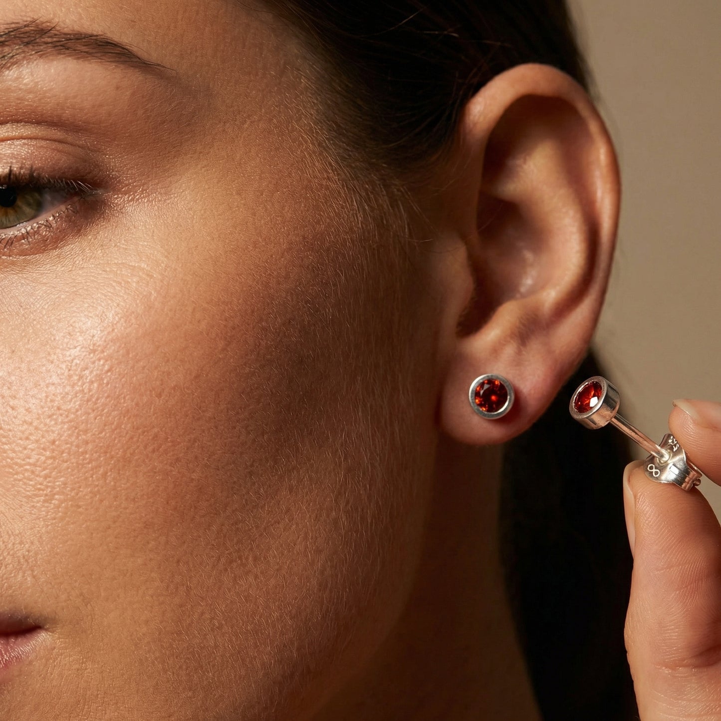 HPE7Ga Stone set stud earrings